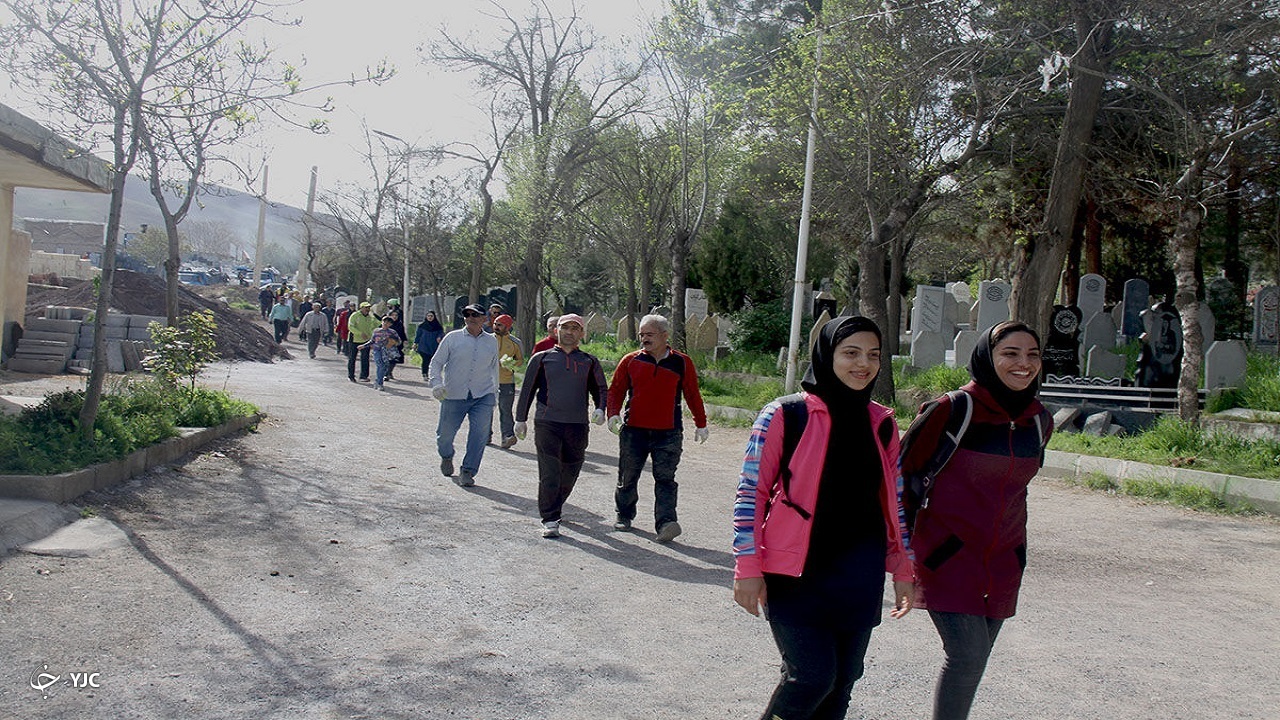 دوستداران محیط زیست آرامستان مهاباد را پاکسازی کردند