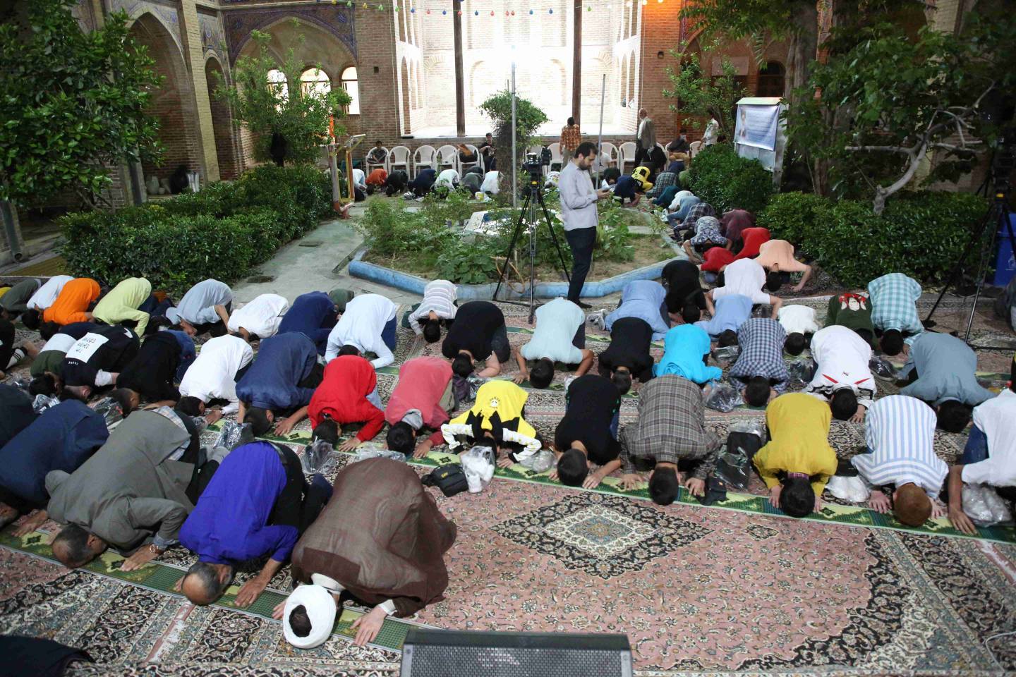 نماز خواندن دانش آموزان روزه اولی