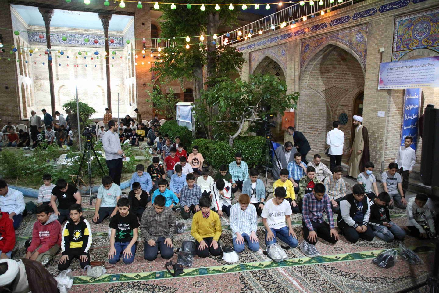 نماز خواندن دانش آموزان