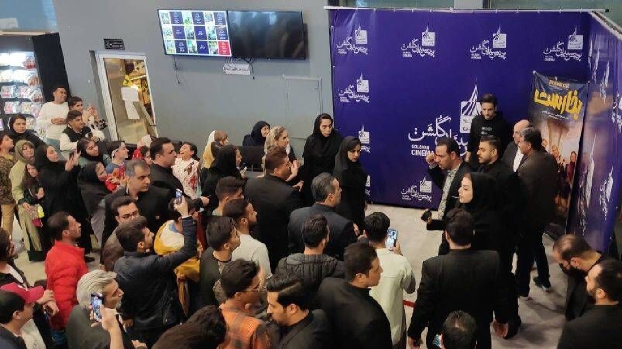 نمایش مردمی کمدی بخارست با حضور عوامل فیلم در مشهد