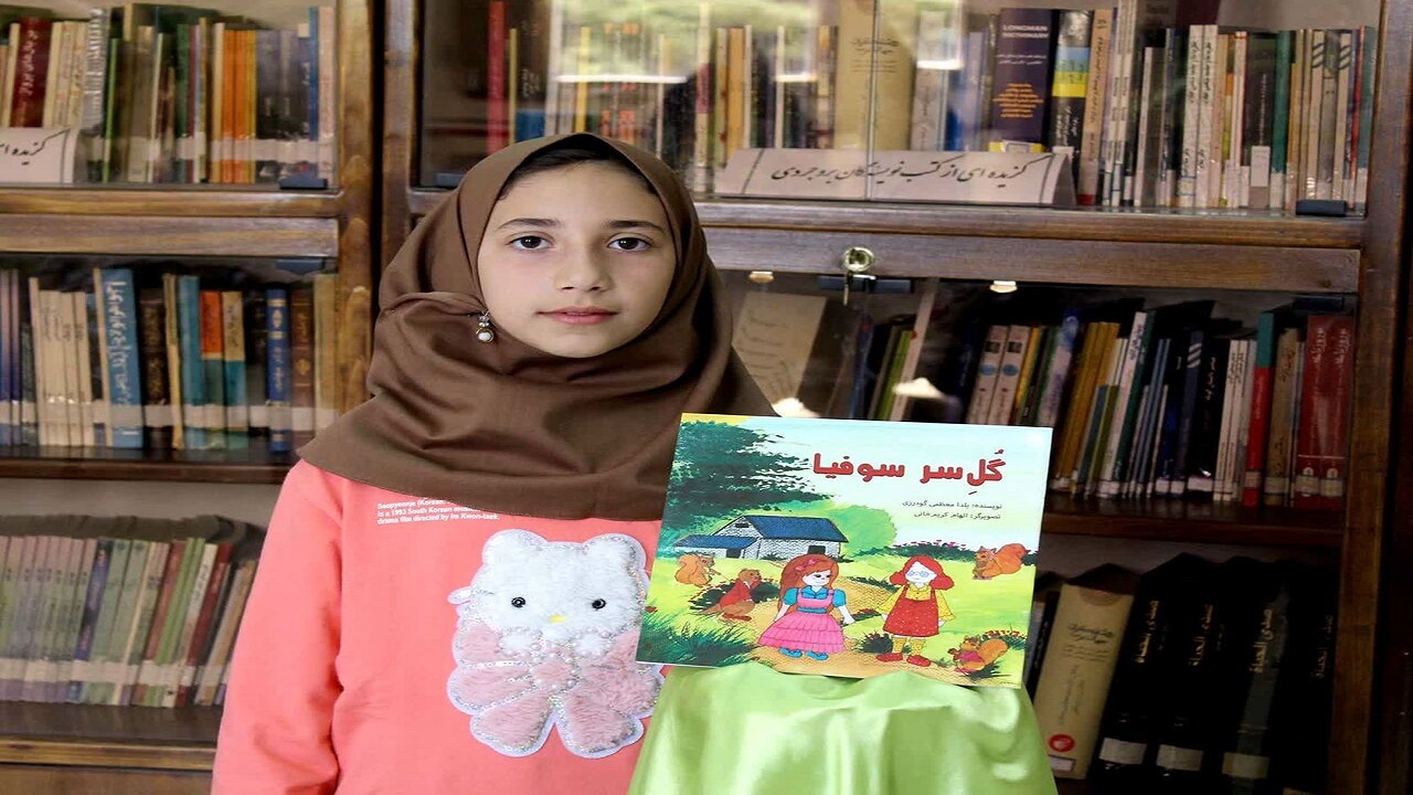 کتاب داستان گل‌سر سوفیا در بروجرد رونمایی شد