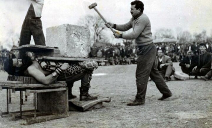 خرد کردن سنگ روی سینه پهلوان