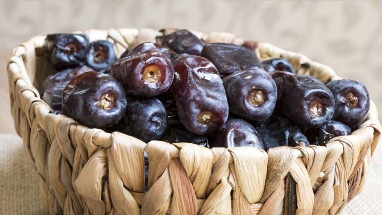 توزیع خرمای تنظیم بازاری به مناسبت ماه رمضان