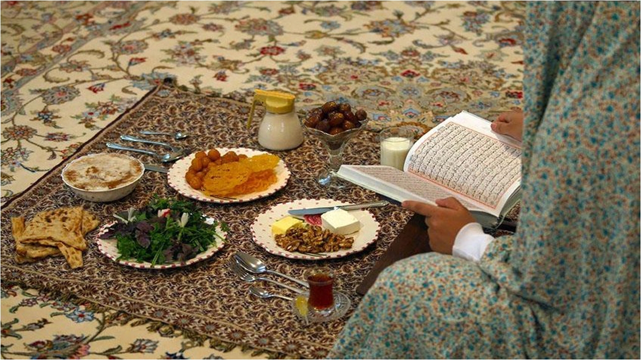 سفره افطاری ساده در بقاع متبرکه فارس