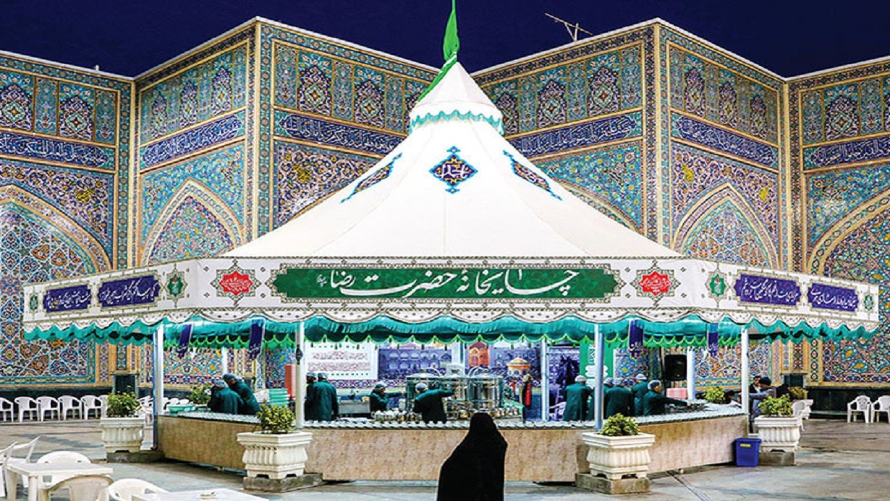 همخوانی خادمان چایخانه حرم رضوی در جمع زائران + فیلم