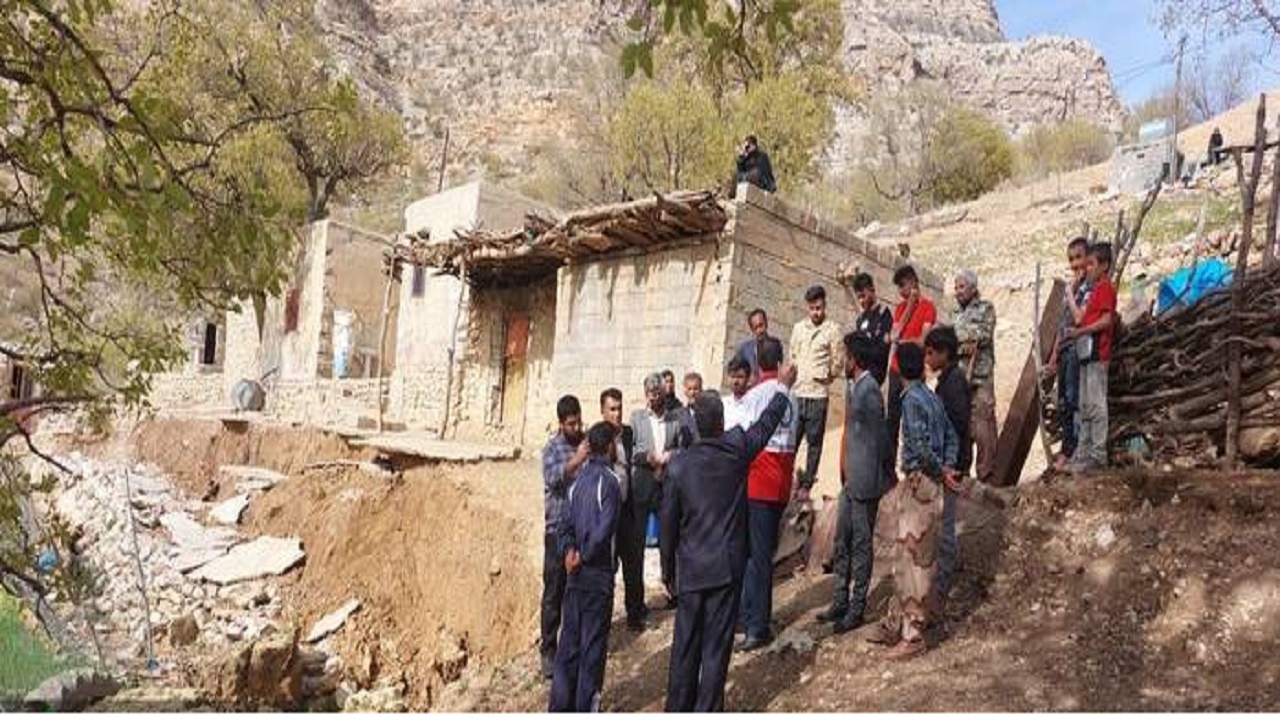 در پی رانش زمین مسئولان از روستای دارگنجی چاروسا در شهرستان کهگیلویه بازدید کردند