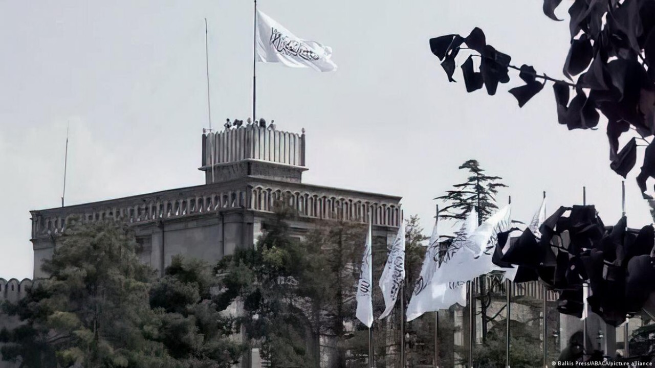 زیر بار فشارهای جهانی نمی رویم