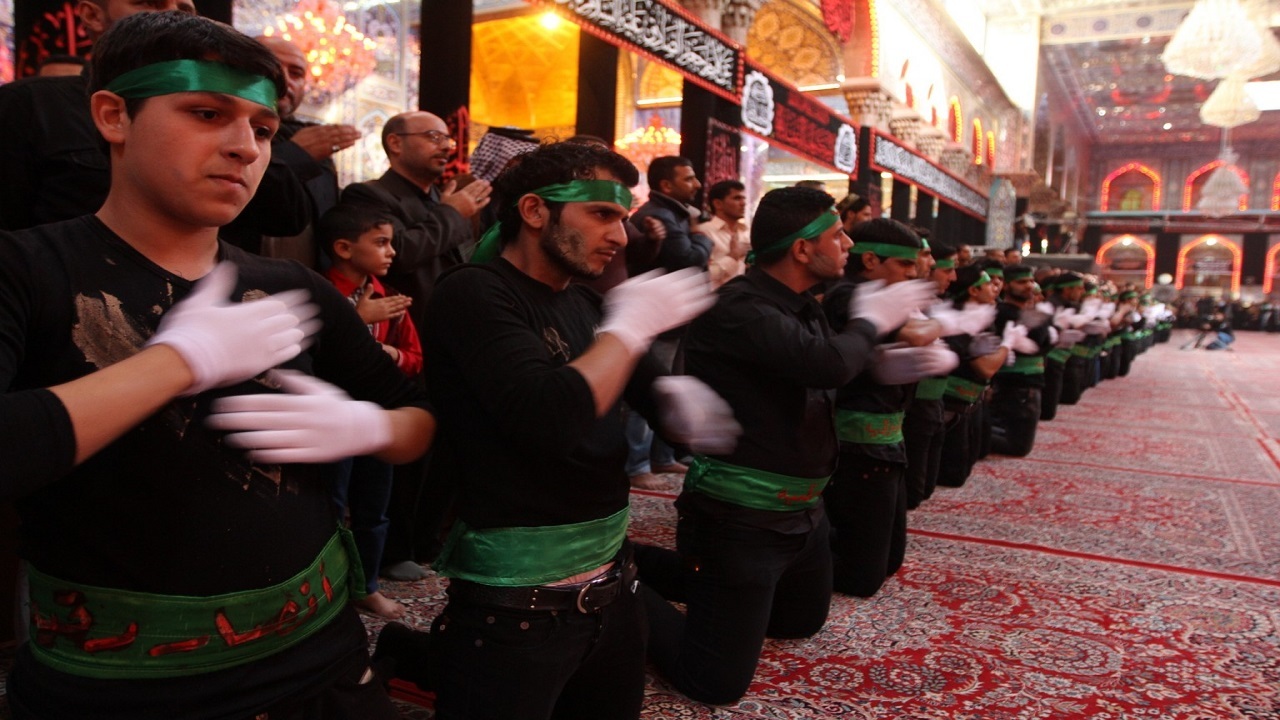 سینه زنی هموطنان آذری زبان در جوار حرم امام حسین (ع) + فیلم
