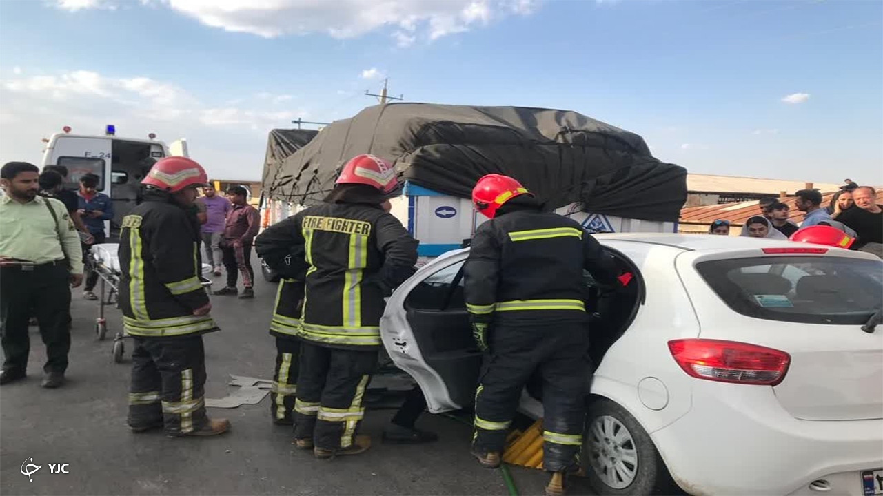 نجات مصدوم در تصادف خودرو سواری با کامیون توسط آتش نشان‌ها