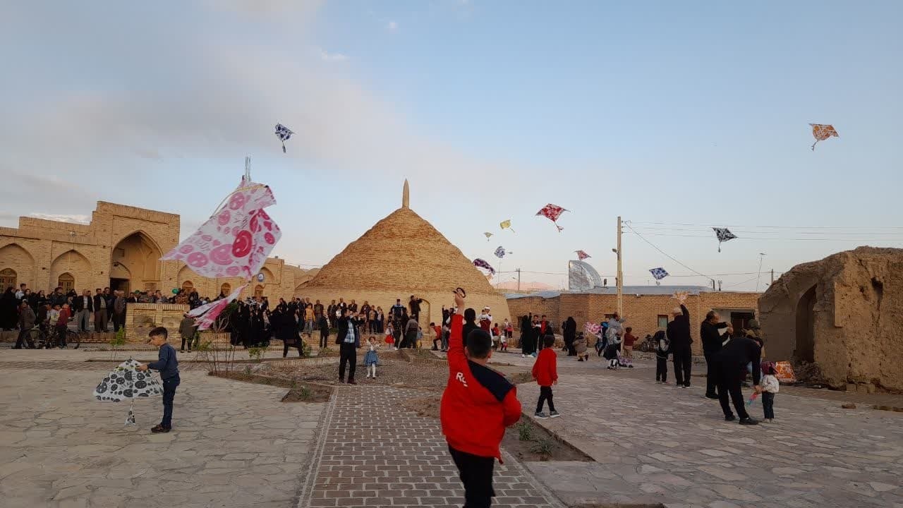 بادبادک‌ها در سرایان به پرواز در آمدند/ فعالیت ۲۰ غرفه در نمایشگاه صنایع دستی