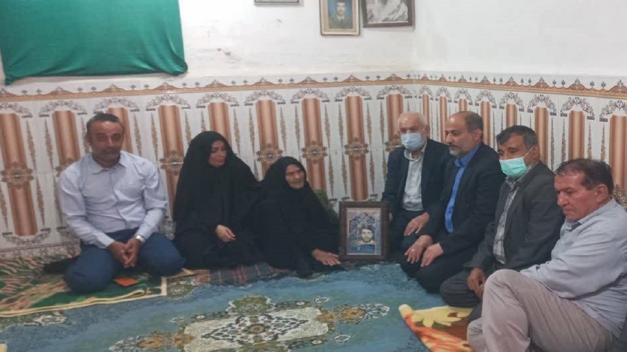 مسئولان با دیدار از خانواده شهدا با مشکلات آن‌ها آشنا شوند