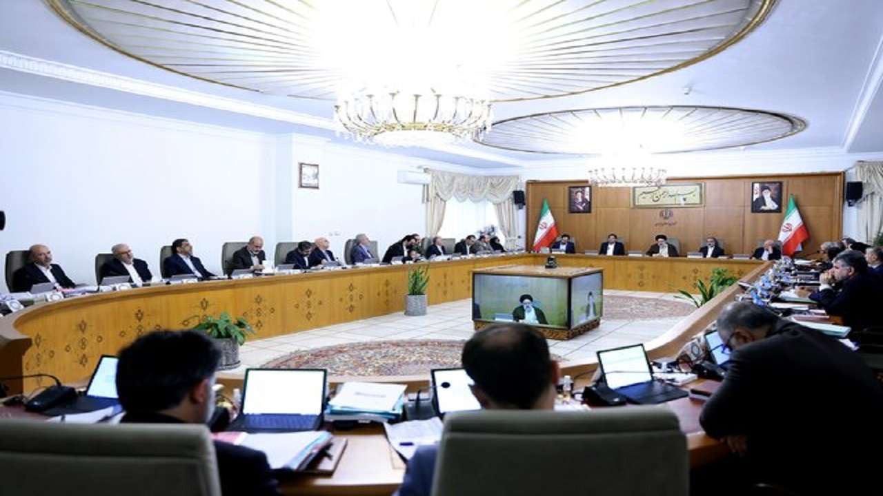 دولت خود را ملزم می‌داند برای مهار تورم و در جهت تحقق شعار سال گام بردارد