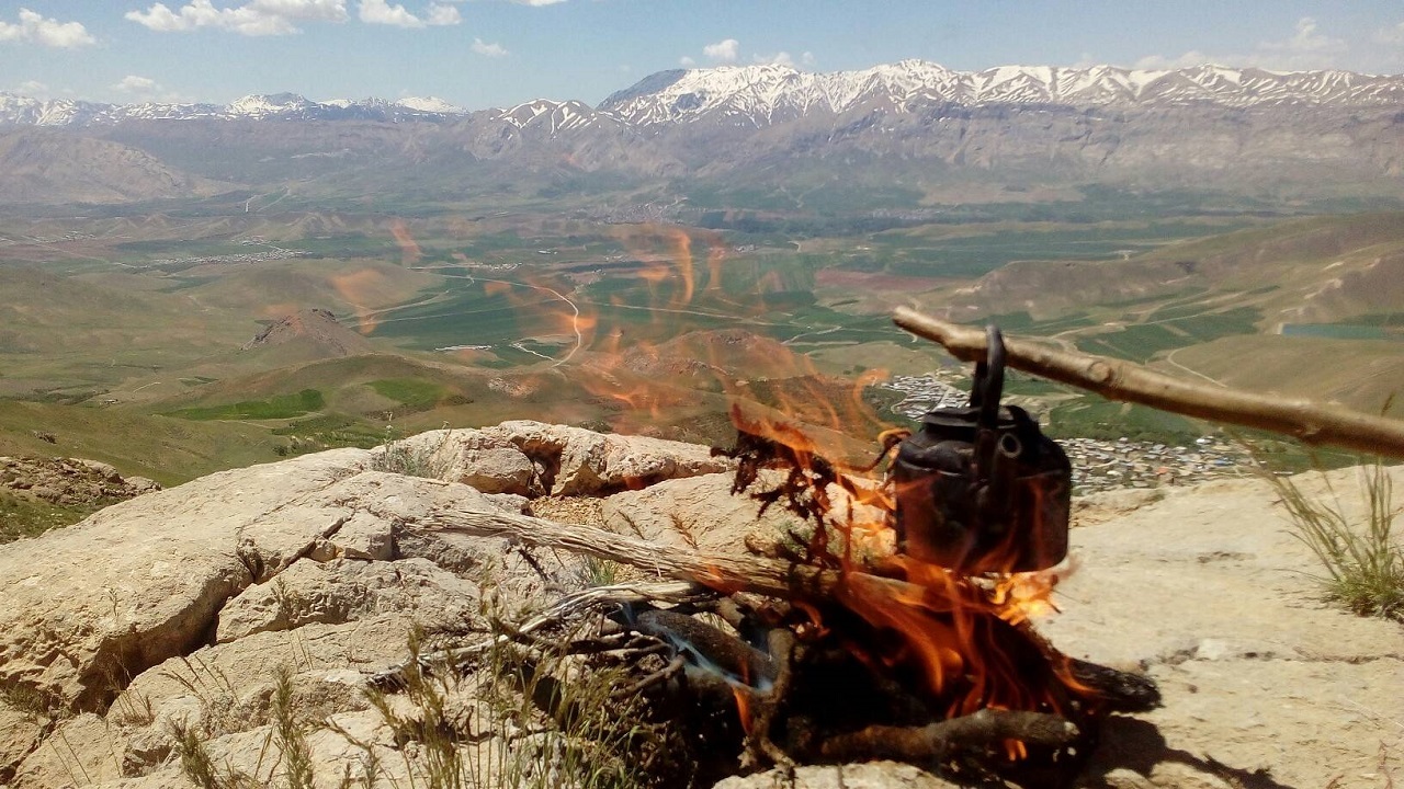 لذت نوشیدن چای ذغالی در طبیعت بهاری روستای قلعه‌تک + فیلم و تصاویر