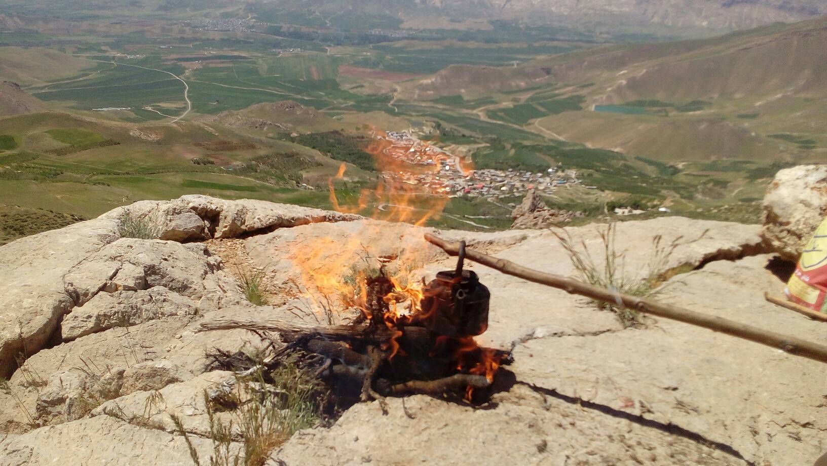 چای ذغالی در طبیعت بهاری روستای قلعهتک چهارمحال و بختیاری لذت نوشیدن چای ذغالی در طبیعت بهاری روستای قلعهتک چهارمحال و بختیاری + فیلم و تصاویر