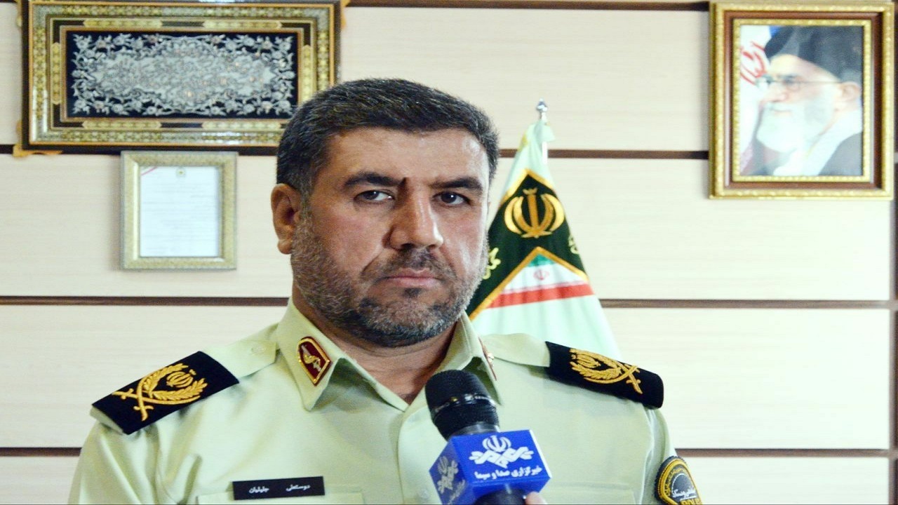دستبند پلیس بر دستان سارق مسلح در چابهار