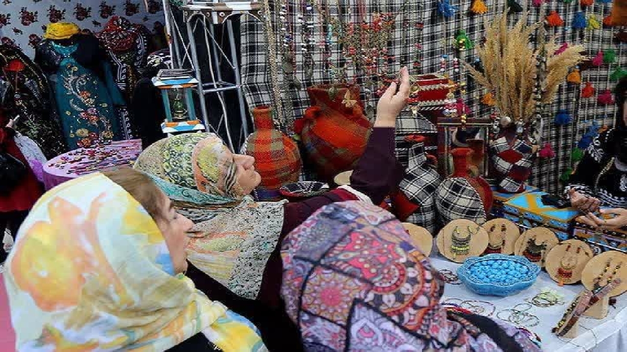 استقبال گردشگران از نمایشگاه صنایع‌دستی شهرستان مریوان
