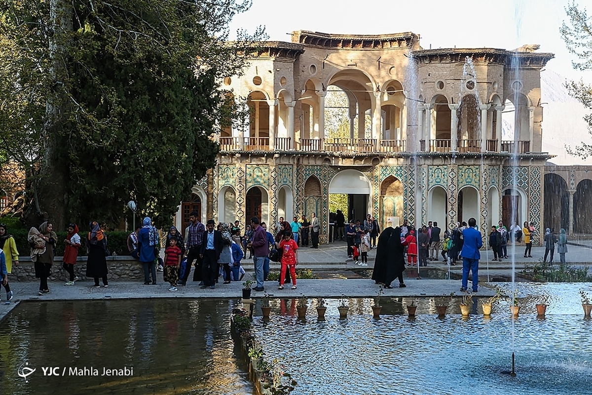 گردشگران نوروزی در باغ عفیف آباد شیراز