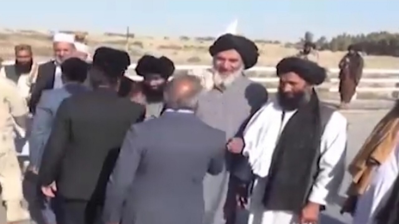 هیئت اقتصادی طالبان با مسئولان مرزی شهرستان هیرمند دیدار کردند + فیلم