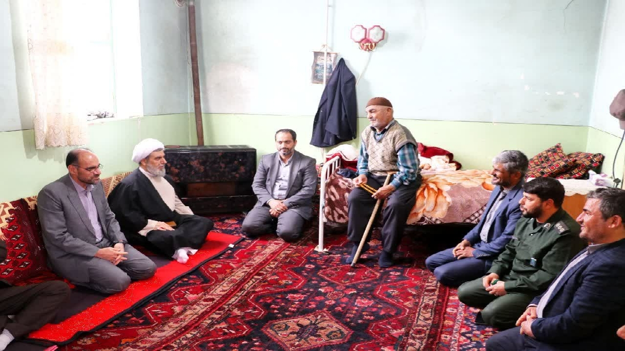 دیدار فرماندار بوئین زهرا با پدر شهیدان محمدرضایی
