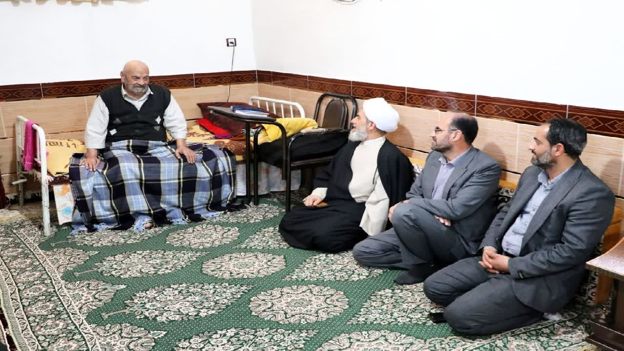 دیدار فرماندار شهرستان بوئین زهرا با پدر شهید علمدار کلپی