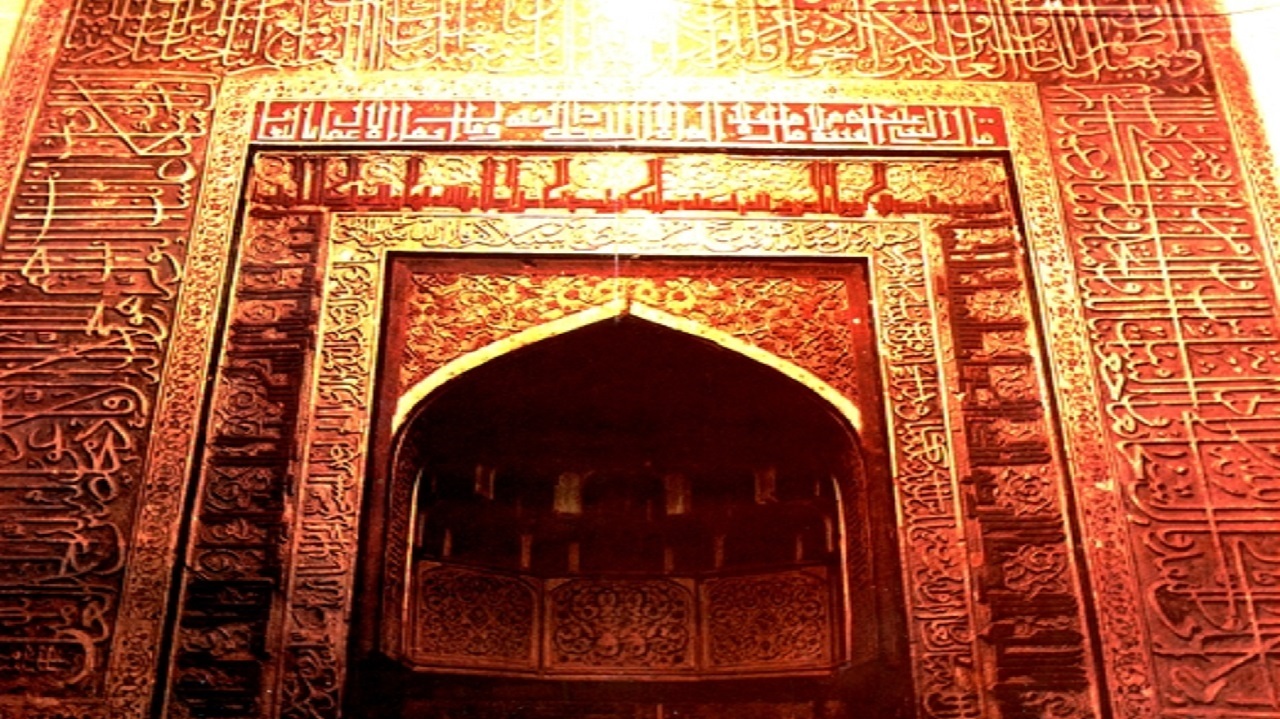 مسجد سرخ کجاست؟