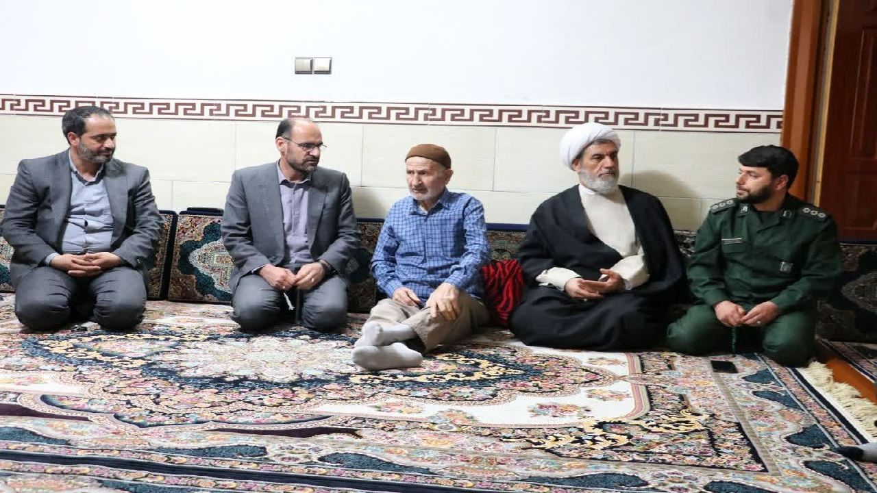 دیدار فرماندار شهرستان بوئین زهرا با پدر شهید ولی الله یعقوبی