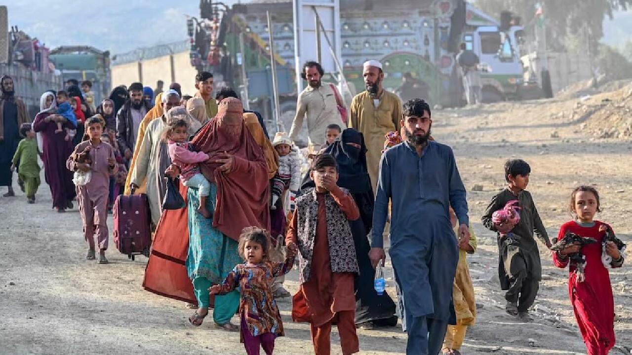 اخراج بیش از ۱۷۰۰ مهاجر افغانستانی از پاکستان