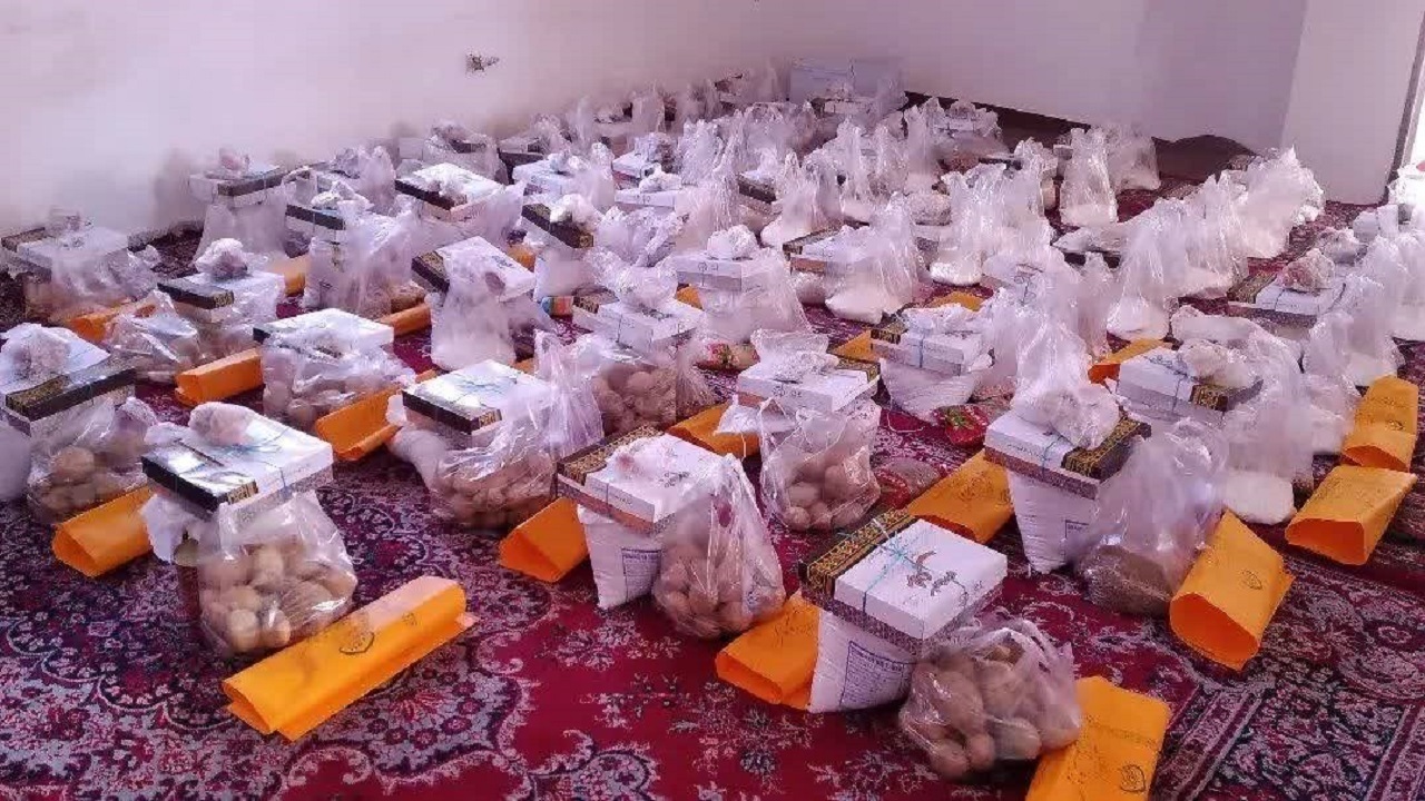 تصویری از توزیع بسته یلدایی در صالح آباد