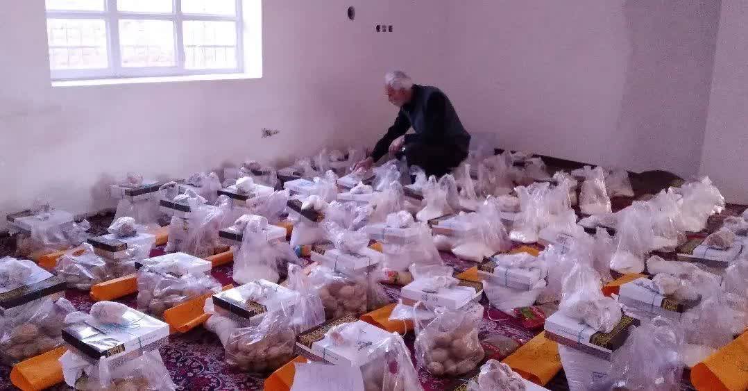 توزیع بسته های معیشتی بین نیازمندان صالح آباد