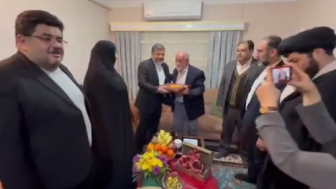 تقدیر وزیر فرهنگ از هنرمند پیشکسوت تئاتر گرگان + فیلم