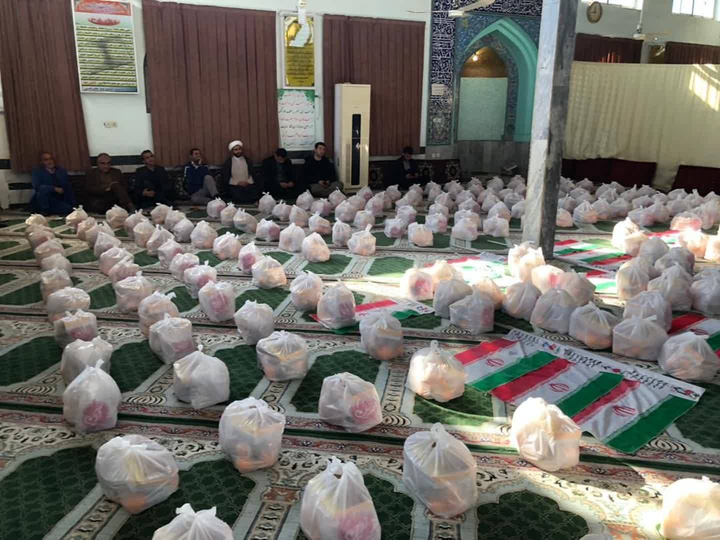 توزیع بسته های معیشتی بین نیازمندان شهرستان سیمرغ در شب یلدا
