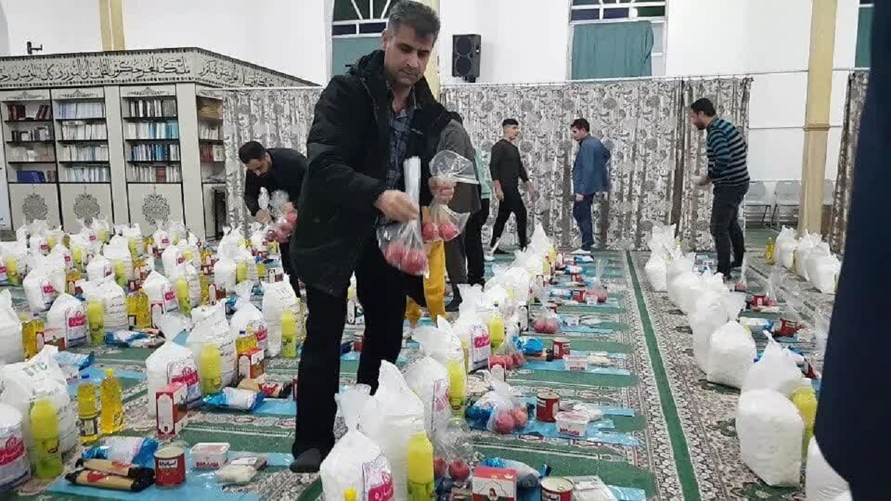 توزیع بسته یلدایی خیران در حمایت از نیازمندان نجف آباد + فیلم