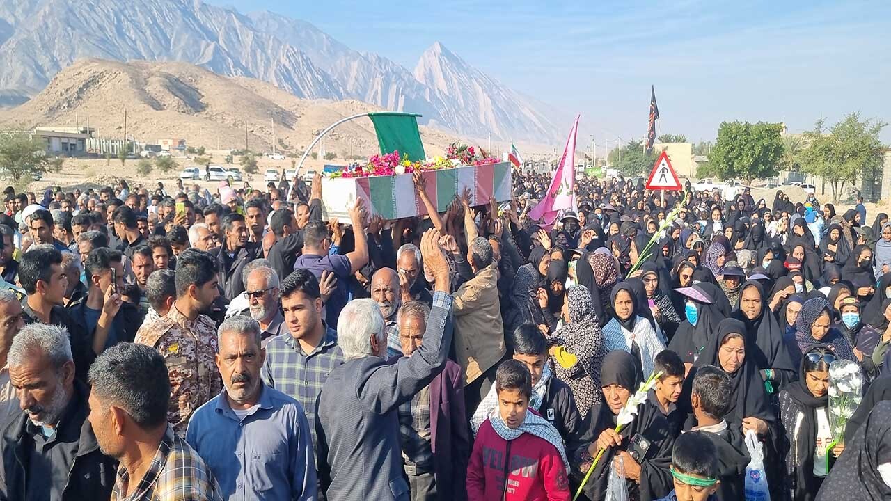 تشییع و خاکسپاری پیکر شهید گمنام در روستای شمیل حاجی آباد