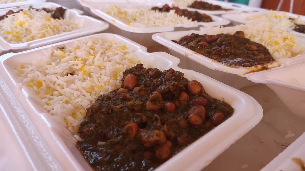 توزیع بسته های معیشتی بین نیازمندان در راور