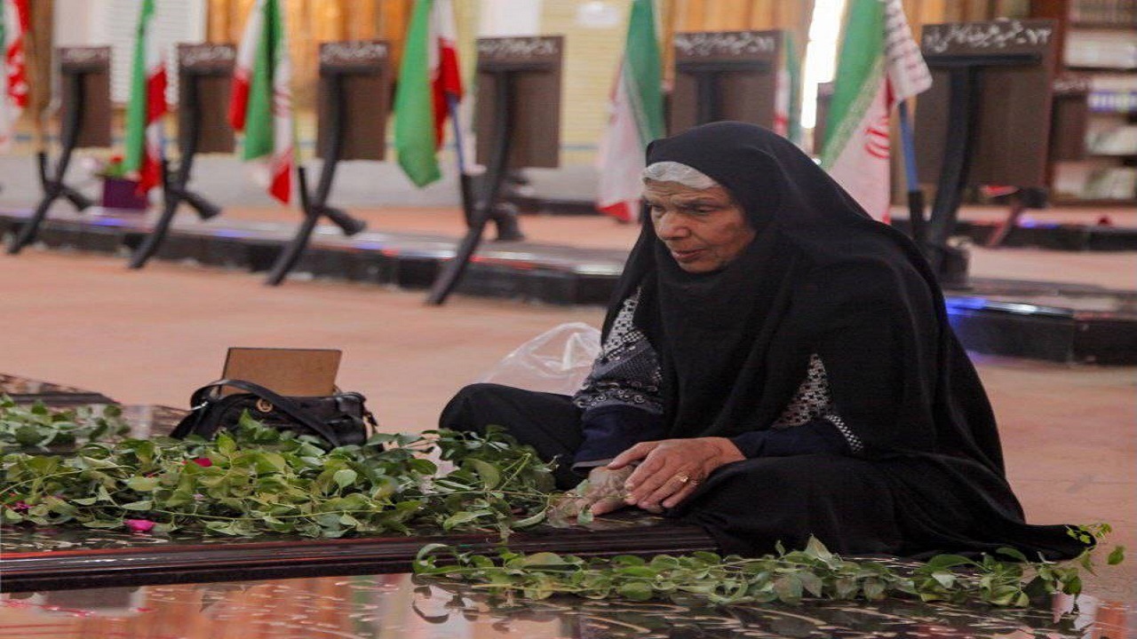 تجلیل و تکریم از مادران و همسران شهدا در لارستان + تصاویر