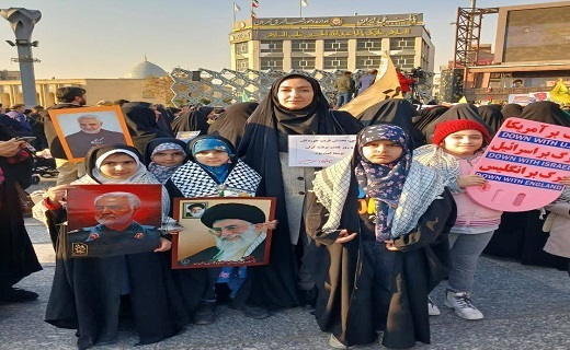 دانش آموزان دبستان دخترانه شهید خلیل غفاریان در مراسم 9 دی