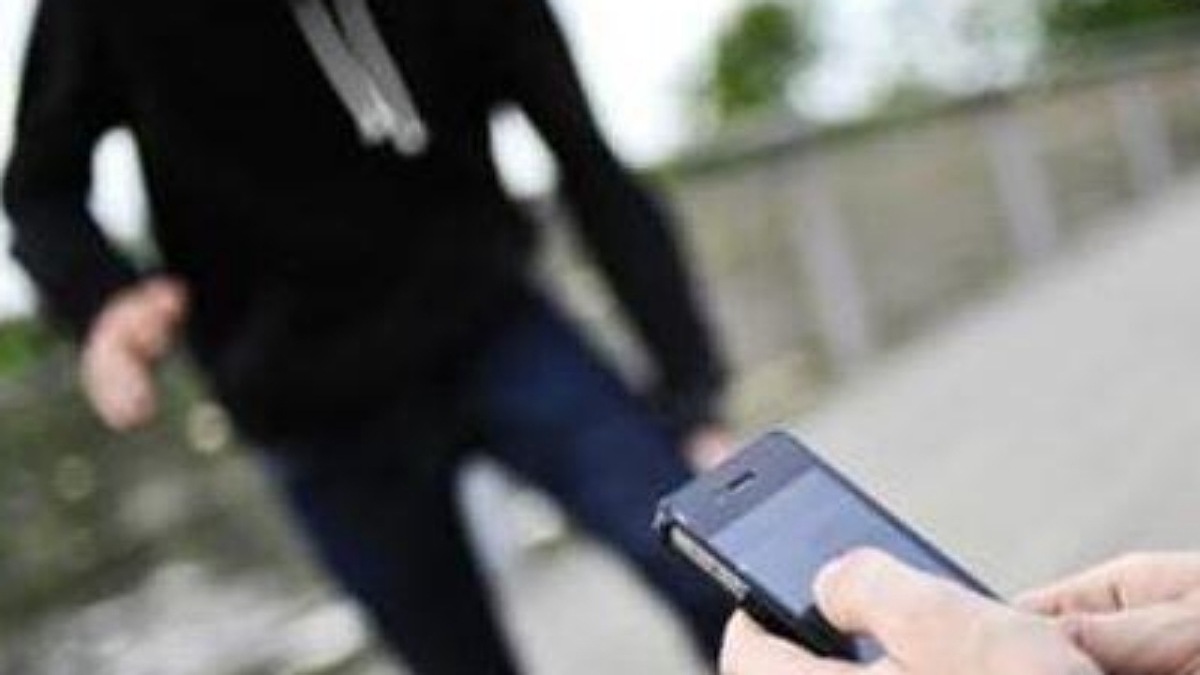 سارق موبایل توسط اتوبوس زیر گرفته شد + فیلم