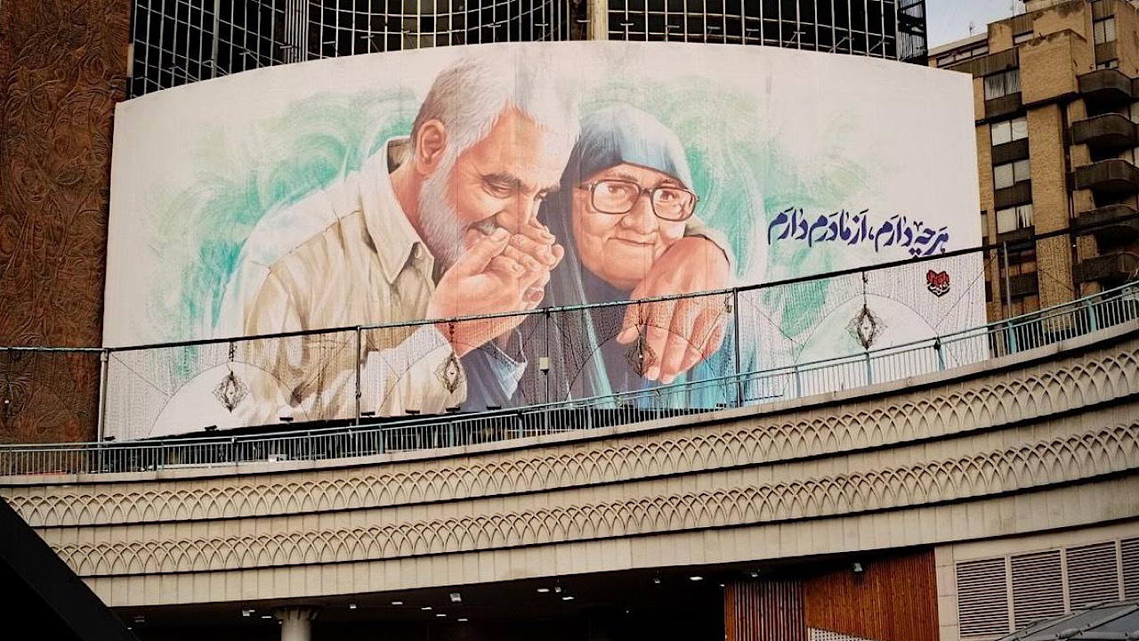 دیوارنگاره میدان ولیعصر به پیشواز روز مادر رفت