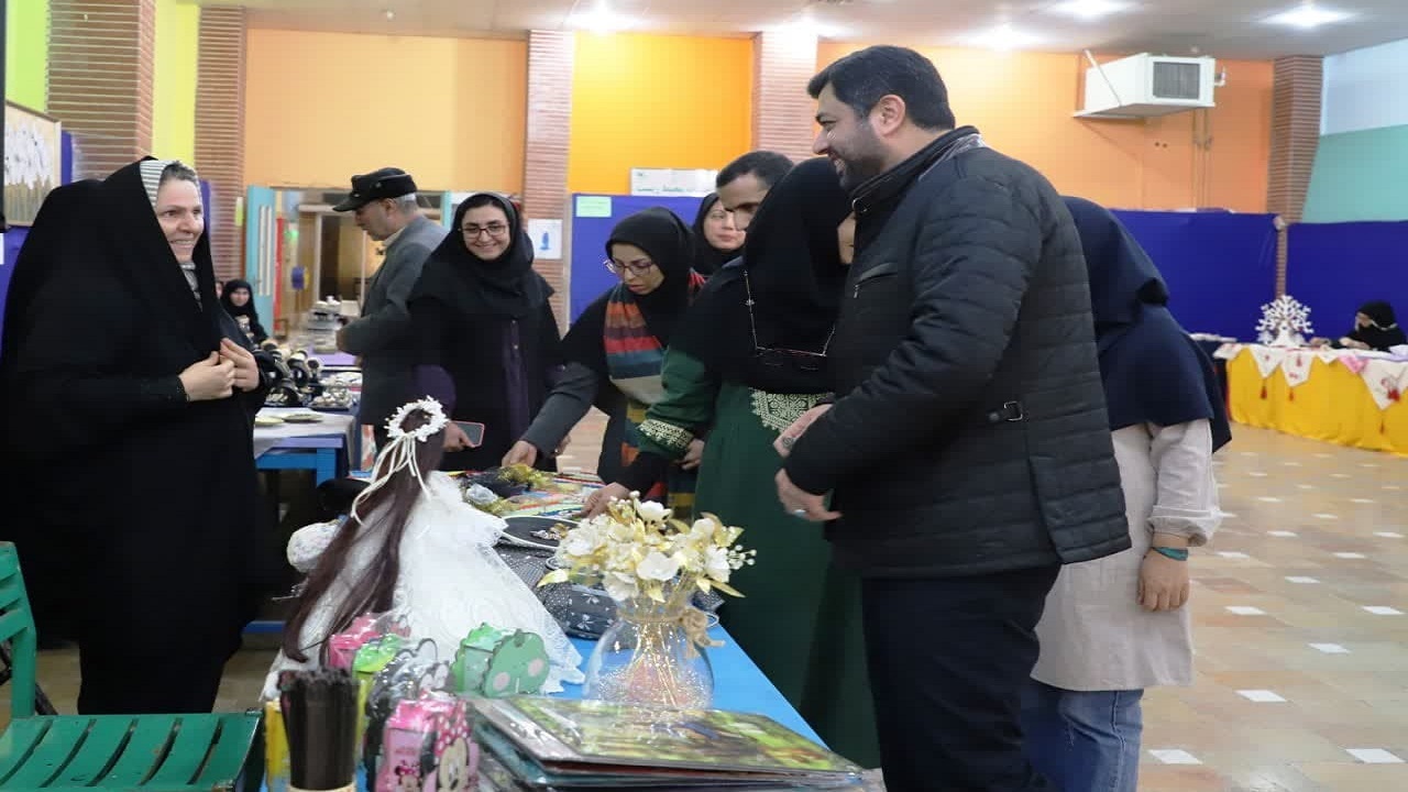 افتتاح نمایشگاه دستان هنرمند مادر در قزوین