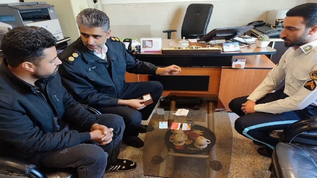 بازگشت اموال شهروند همدانی با وظیفه شناسی سرباز پلیس راه