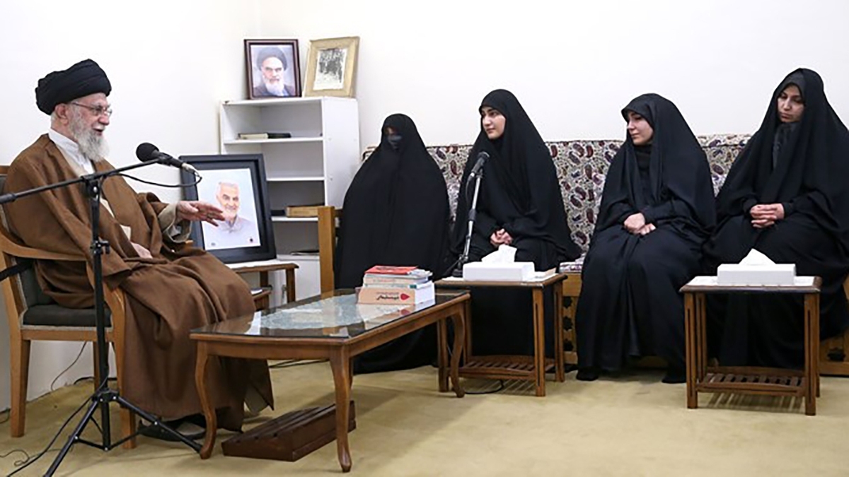 ماجرای کلتی که رهبری به سیدحسن نصرالله هدیه داد + فیلم