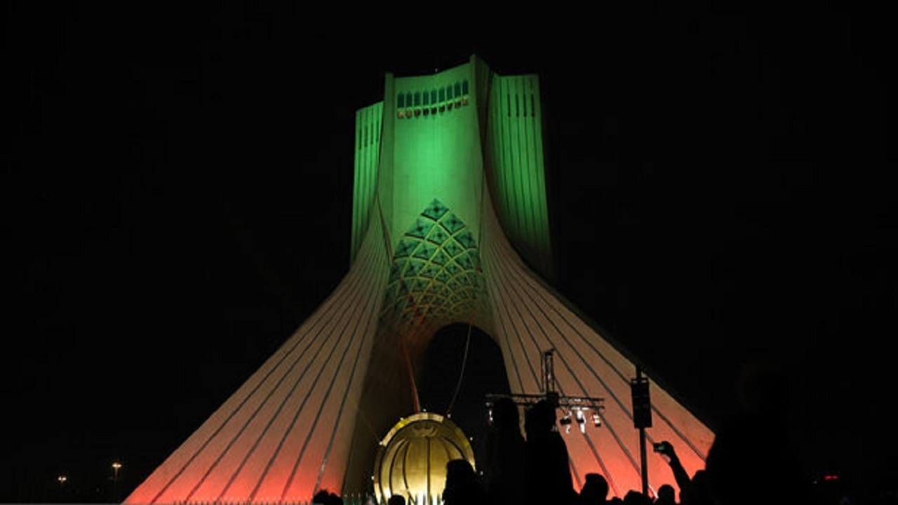 میدان آزادی تهران امشب حال و هوای یزدی به خود گرفت