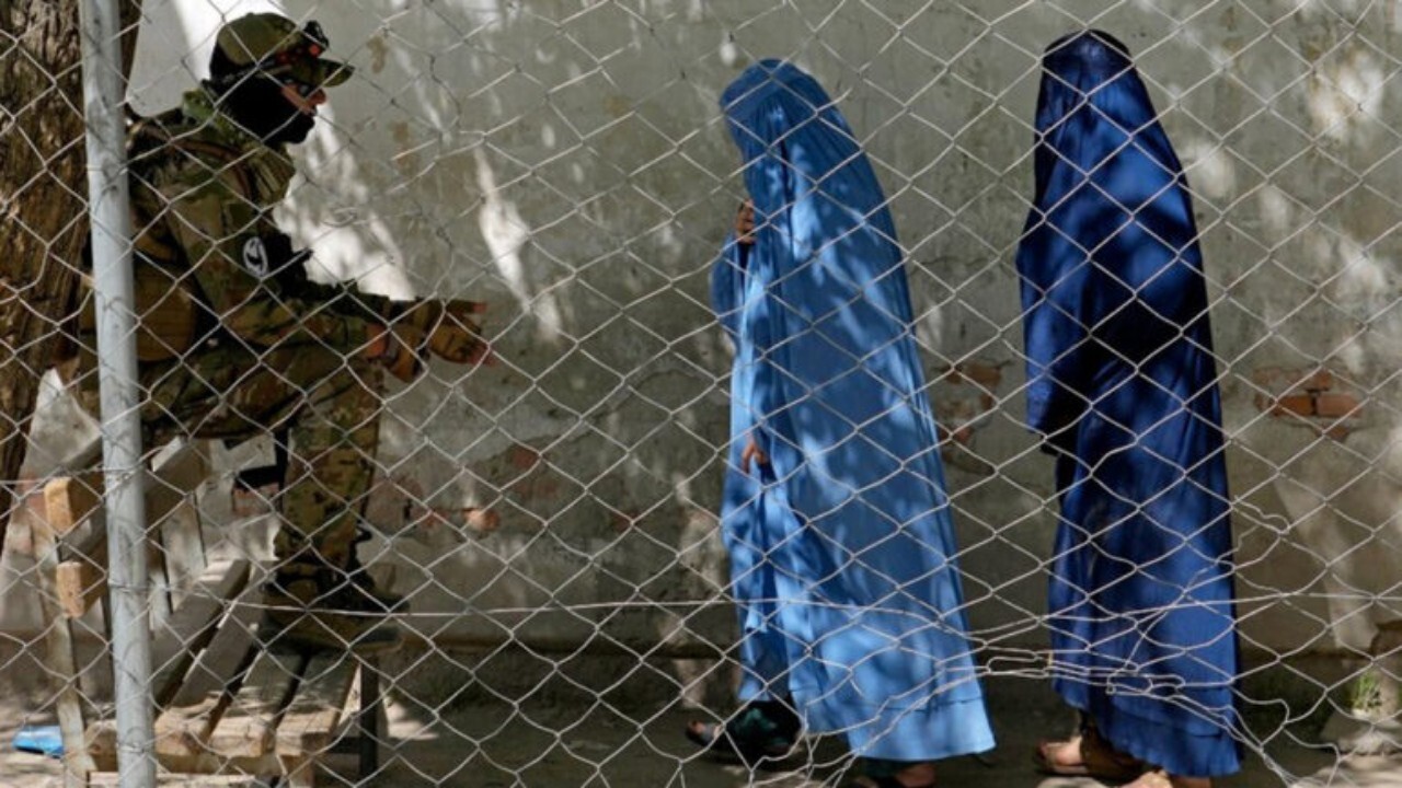 آزمون پزشکی دختران افغانستانی‌ مشروط به حجاب شد