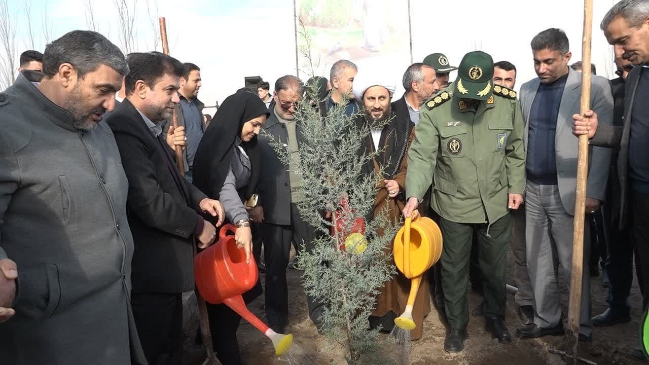 کاشت ۱۰۱۳ نهال به یاد سردار سلیمانی و شهدای خوی