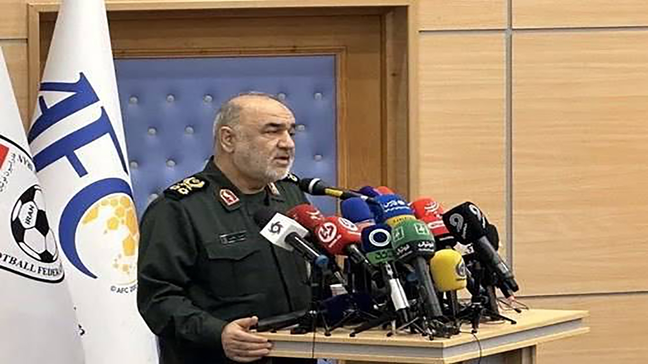 پیراهن شماره ۱۲ تیم ملی فوتبال به فرمانده سپاه اهدا شد