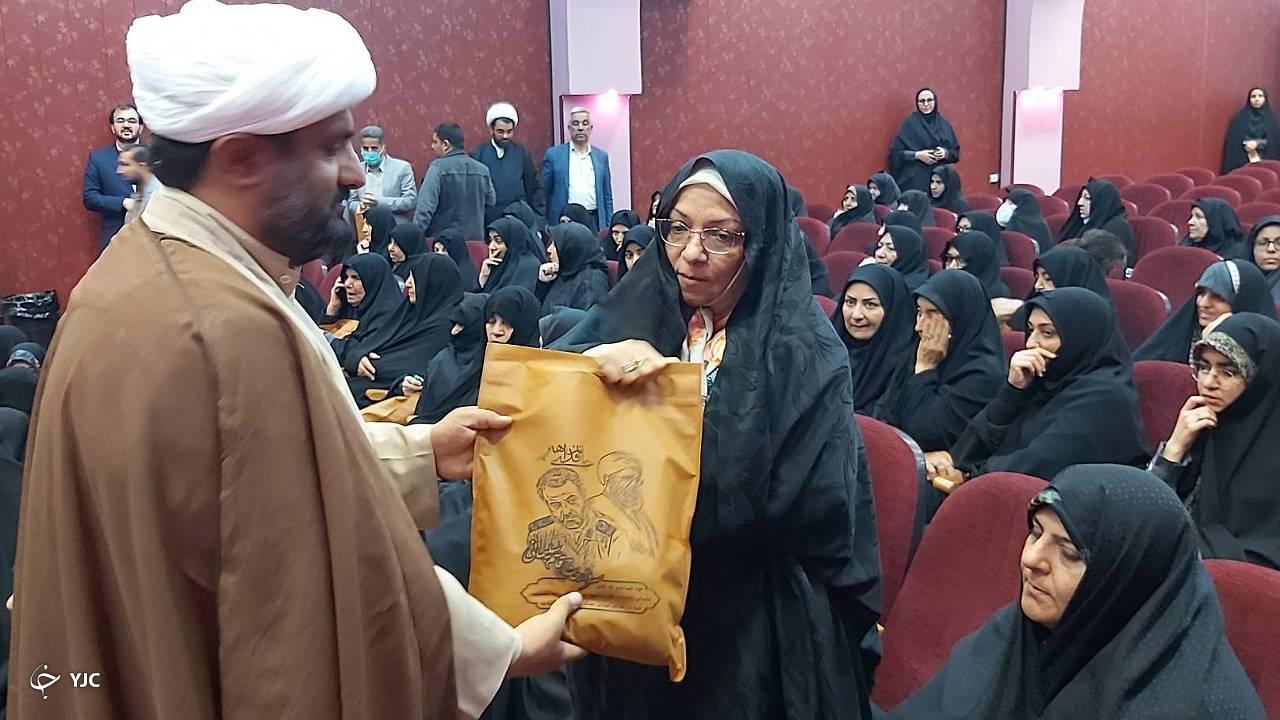 تجلیل از مادران  و همسران شهدا در انار + تصاویر
