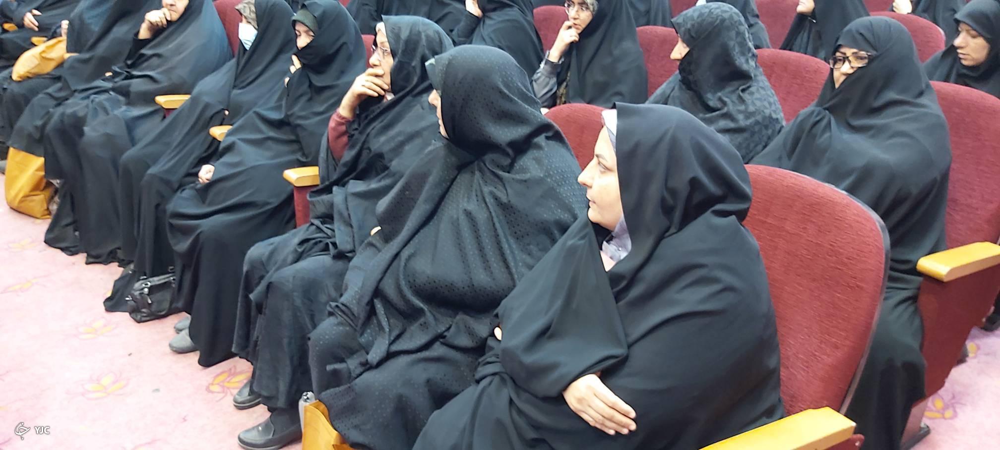 تجلیل از مادران &nbsp;و همسران شهدا در انار + تصاویر