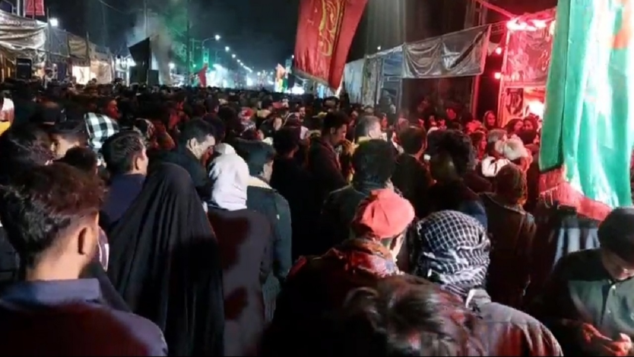 خیل عظیم جمعیت در مسیر منتهی به گلزار شهدای کرمان در شب شهادت حاج قاسم سلیمانی + فیلم
