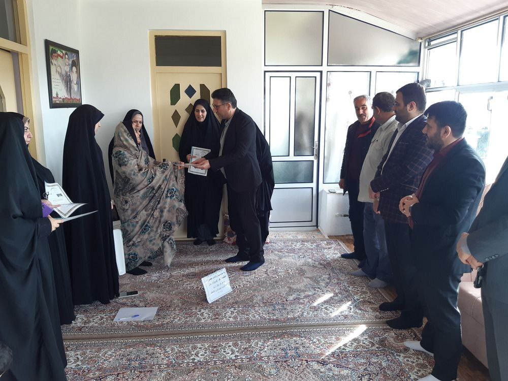 مراسم تجلیل در منزل مادر شهید