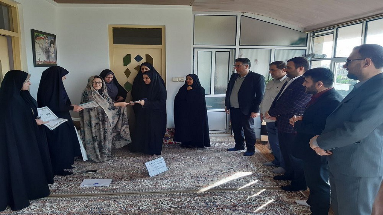 تجلیل از بانوان اداری آموزش و پروش